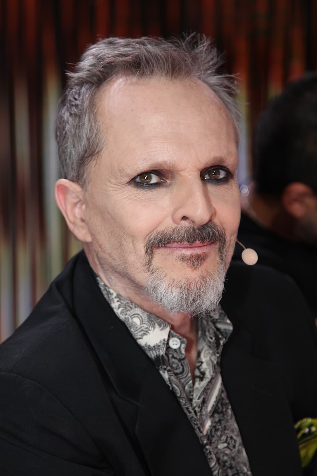 Así que Miguel Bosé volteó y miró a todos sus compañeros y, sin pensarlo, se levantó de su asiento y se dirigió a la presentadora de Pequeños Gigantes.