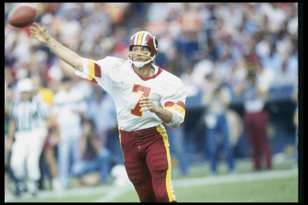 <b>Joe Theisman</b>: Seleccionado en la 4ª ronda del Draft de 1971 por los Miami Dolphins y campeón con los Washington Redskins en 1982.