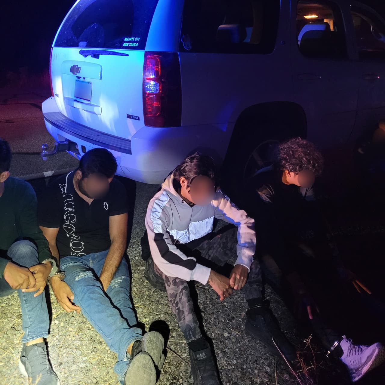 Una mujer, ciudadana estadounidense, que viajaba con su hijo de 12 años fue arrestada después de que un agente de la estación de Nogales determinara que traficaba a siete ciudadanos mexicanos y un inmigrante guatemalteco en su camioneta. La Patrulla Fronteriza fue asistida por el sheriff del condado Santa Cruz en este arresto, según la agencia migratoria.