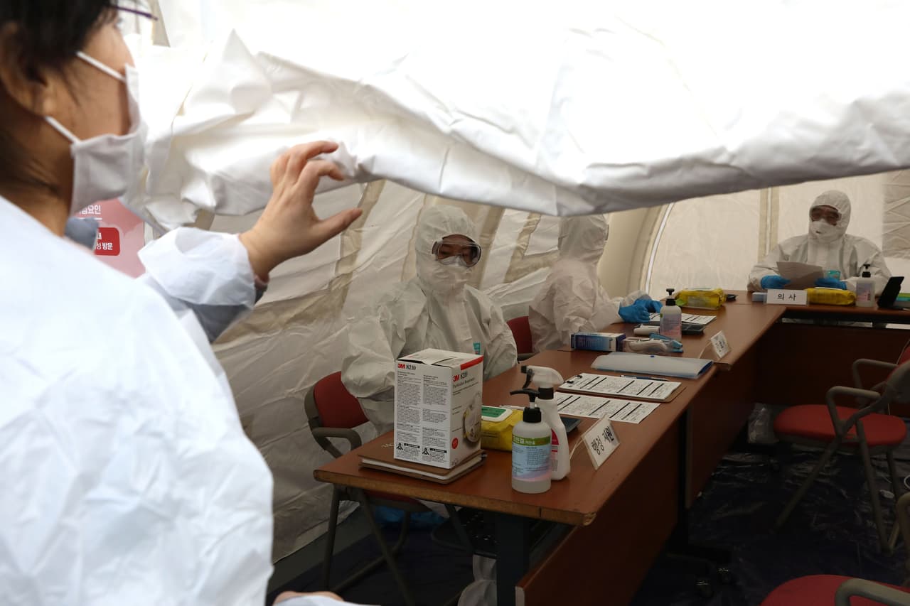 Médicos surcoreanos preparando los materiales para recibir a los 350 repatriados desde Wuhan, China.