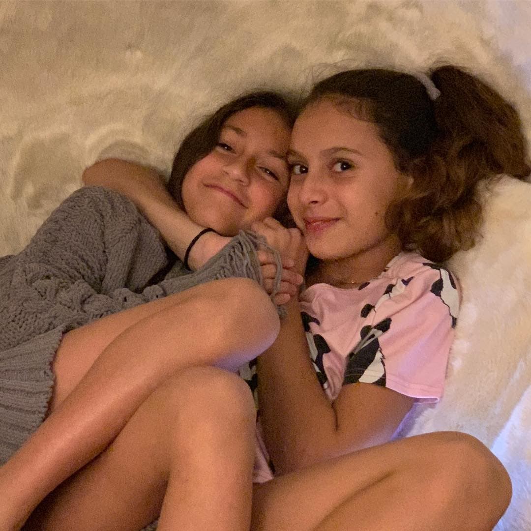 Gracias a la relación que JLo mantiene actualmente con el exbeisbolista Alex Rodríguez, Emme ha encontrado en Ella (hija de A-Rod) una gran amiga, pues la pequeña también tiene 10 años.
