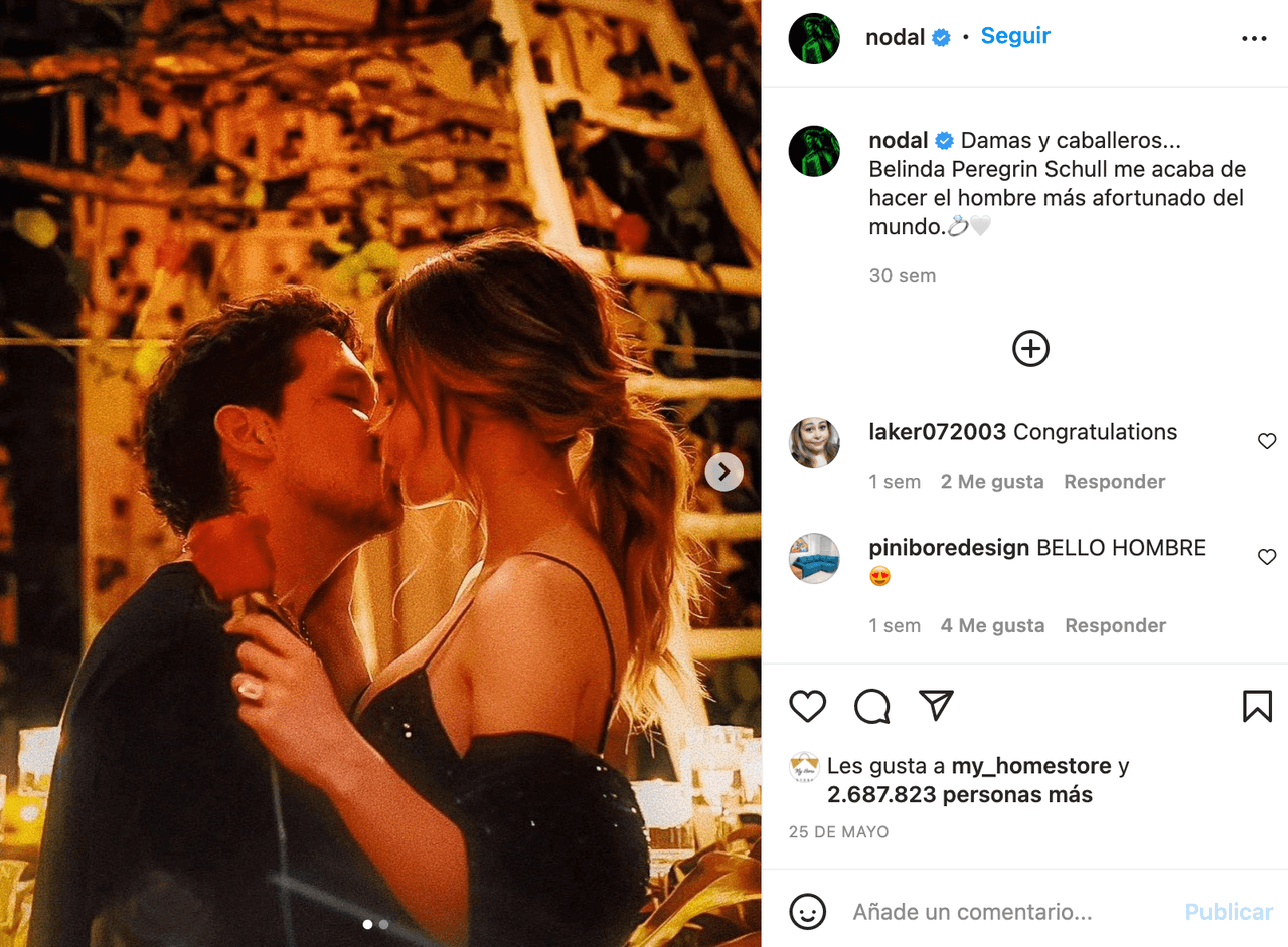 Los cantantes anunciaron su compromiso, pero no han hecho oficial el día en que será la boda, sin embargo, fue una de las fotos que más llamaron la atención en este 2021.