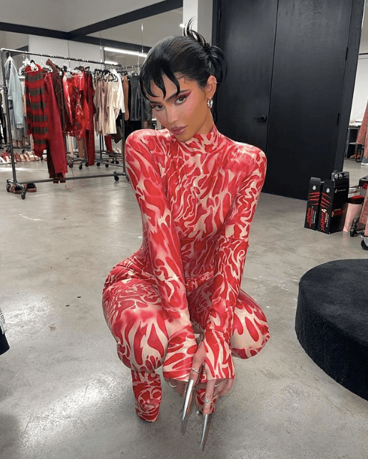 Con este look, Kylie Jenner anunció el lanzamiento de su nueva colección de Halloween 'Nightmare On Elm Street' a inicios de octubre de 2021.