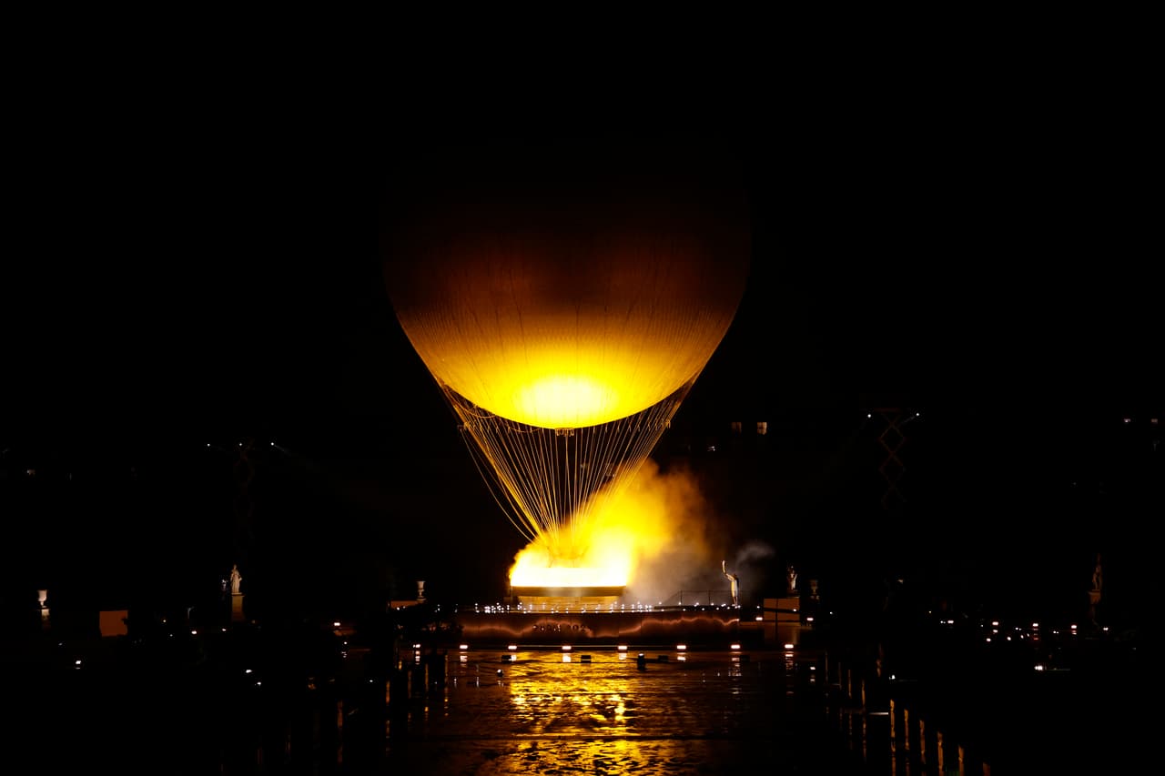 Un globo aerostático fue el cómplice del fuego que ahora ilumina París.