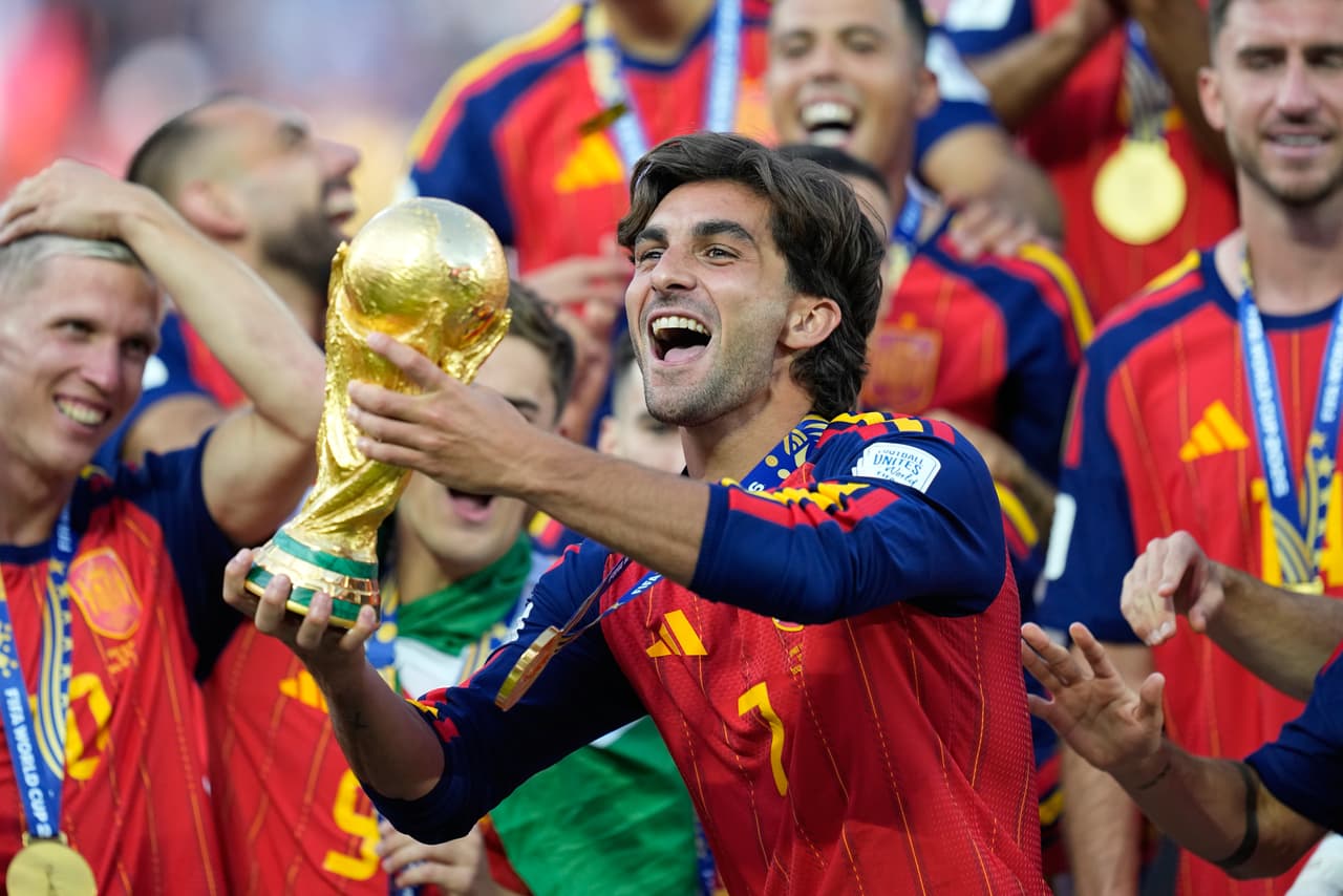 El autor del gol sostiene el trofeo.