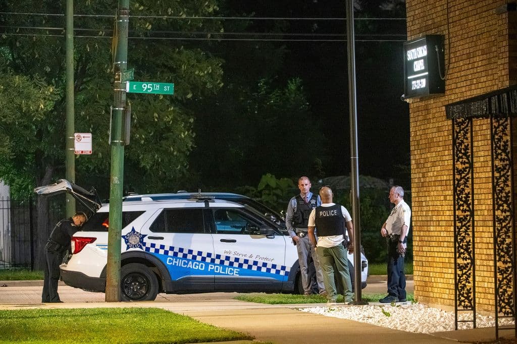 La policía de Chicago investiga la funeraria South Chicago Chapel luego de que las autoridades descubrieran decenas de cuerpos en descomposición en el sótano de la misma el jueves 6 de agosto de 2026. (Tyler Pasciak LaRiviere/Chicago Sun-Times vía AP)