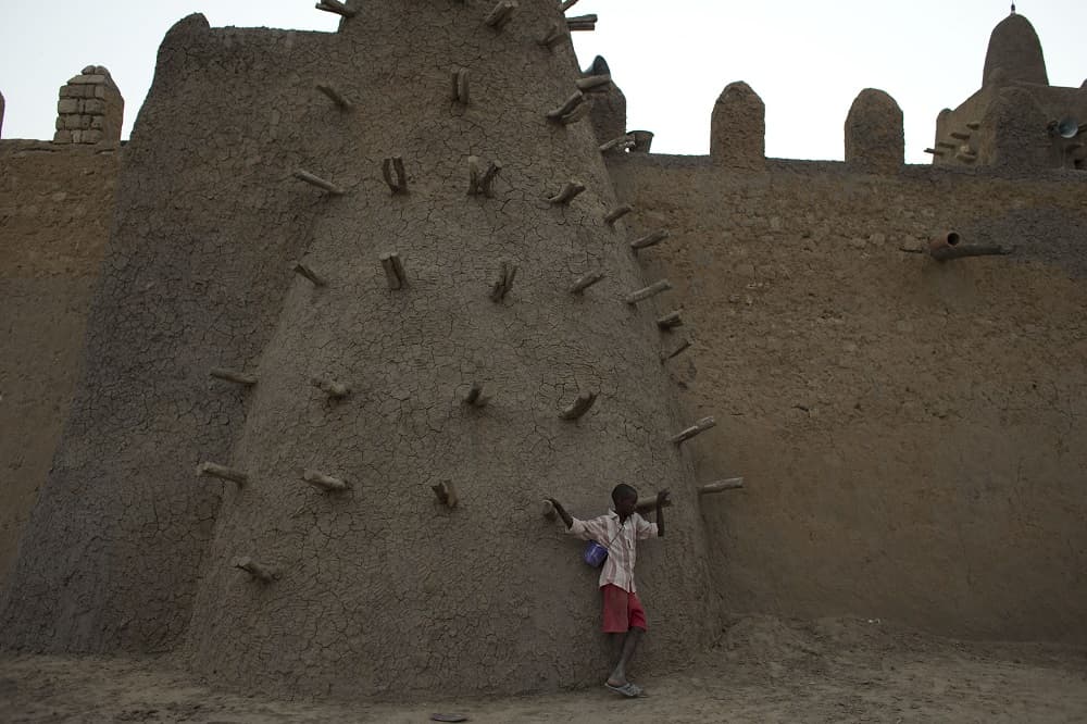 <b>Mali.</b> Los delitos violentos como el secuestro y el robo a mano armada, son comunes en las regiones del norte y centro de Malí. Es una preocupación particular durante los días festivos locales y los eventos en Bamako, la capital. Ciudades turísticas como Tombuctú (en la imagen) tampoco se salvan.
<br>