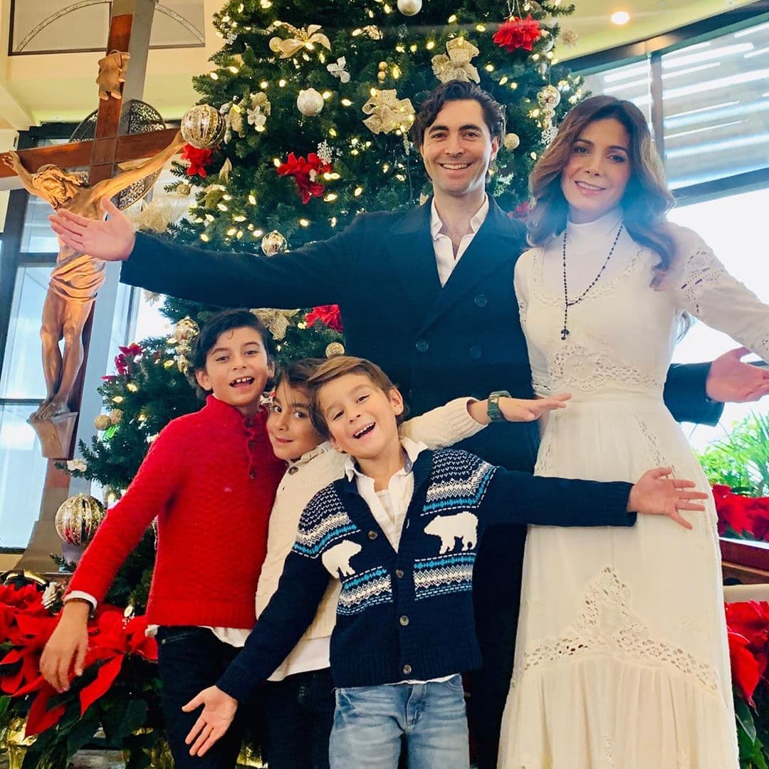 "Precisamente me siento más fuerte, porque siento la presencia de mi papá más fuerte que nunca, siento que lo está viendo todo", declaró la también cantante el 13 de octubre, en entrevista con la revista
<a href="https://peopleenespanol.com/celebridades/paty-manterola-siento-la-presencia-de-mi-papa-mas-que-nunca-declaraciones-exclusivas/" target="_blank">People en Español</a>.