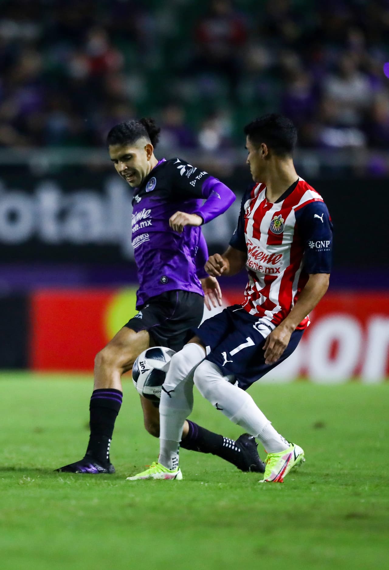 La primera parte fue muy disputada y ningún equipo logró imponer dominio. Los remates a portería fueron escasos y la polémica llegaría sobre la media hora.