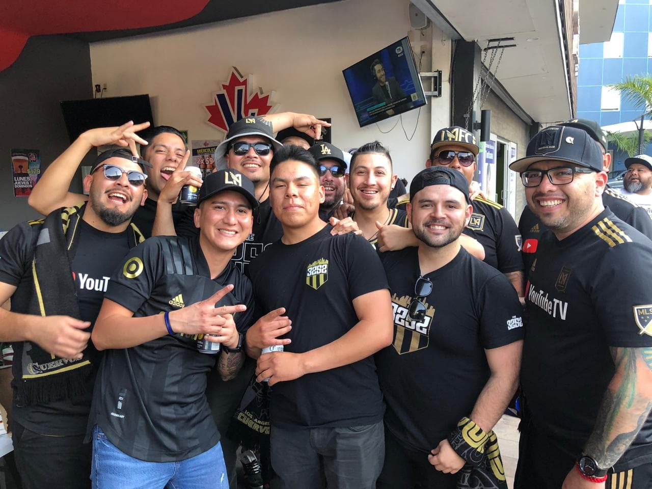 Muy prendida y animada la afición angelina, poniendo el color en León para alentar al LAFC.