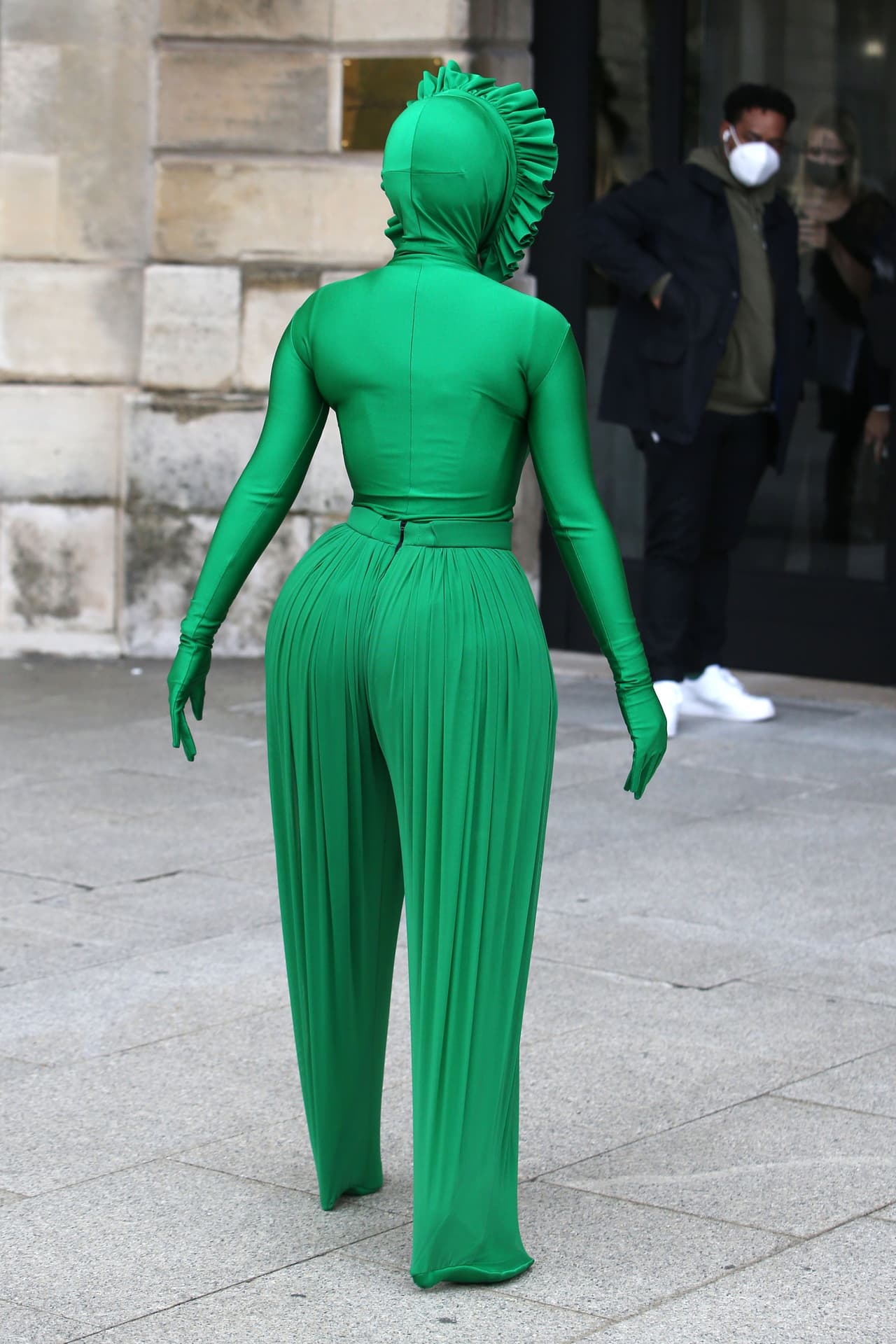 La prenda causó conmoción en redes sociales, en donde a algunos usuarios
<b><a href="https://www.univision.com/shows/el-gordo-y-la-flaca/cardi-b-regresa-a-la-corte-con-un-look-extravagante-y-se-le-pierde-una-de-sus-unas-video" target="_blank"> les pareció más un disfraz </a></b>que un diseño de alta costura. Esta controversia también saltó a medios como Page Six y el Daily Mail.
<br>