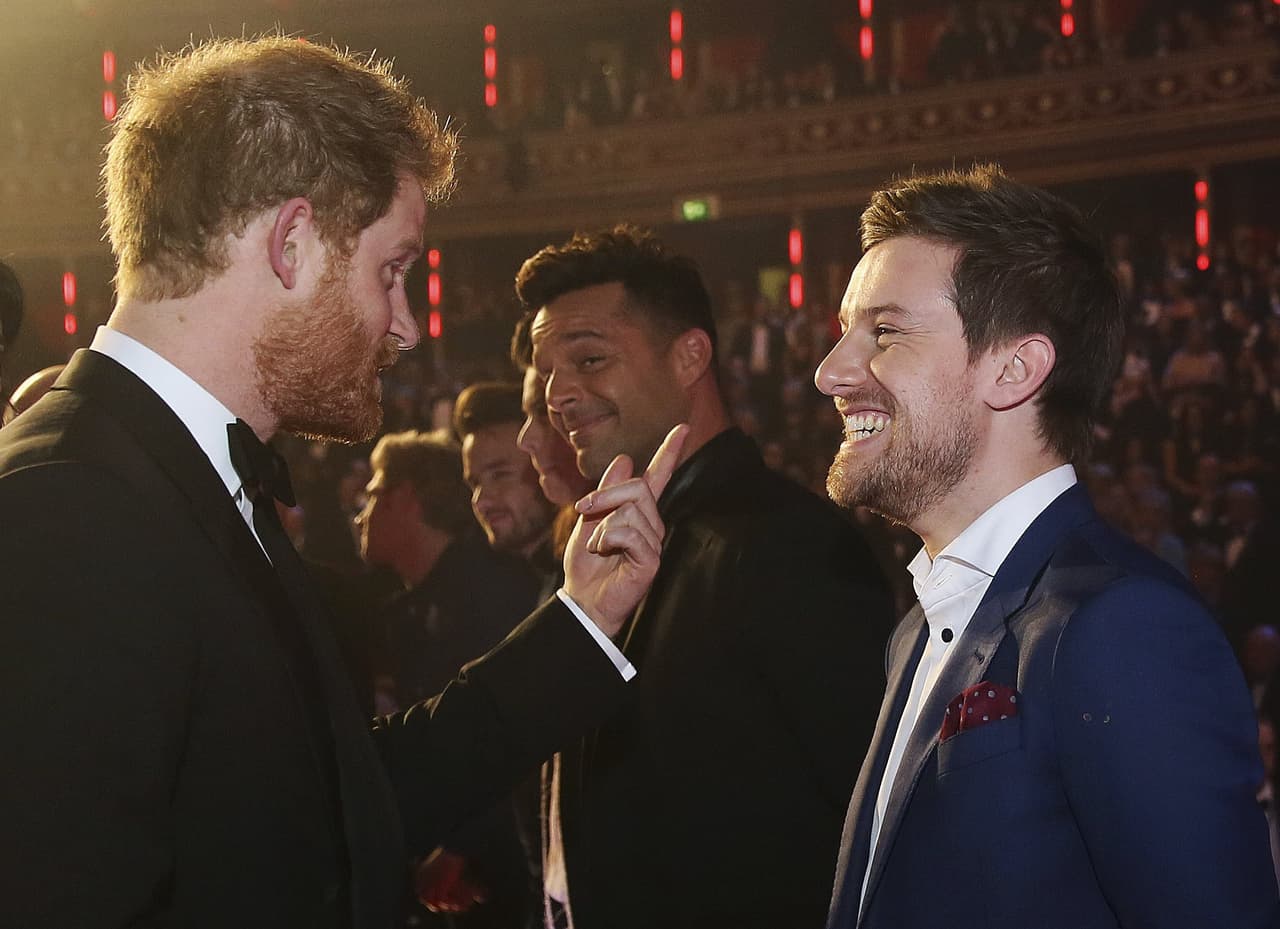 Uno de los momentos más cómicos de la noche fue cuando el principe conoció a los chicos de One Direction.