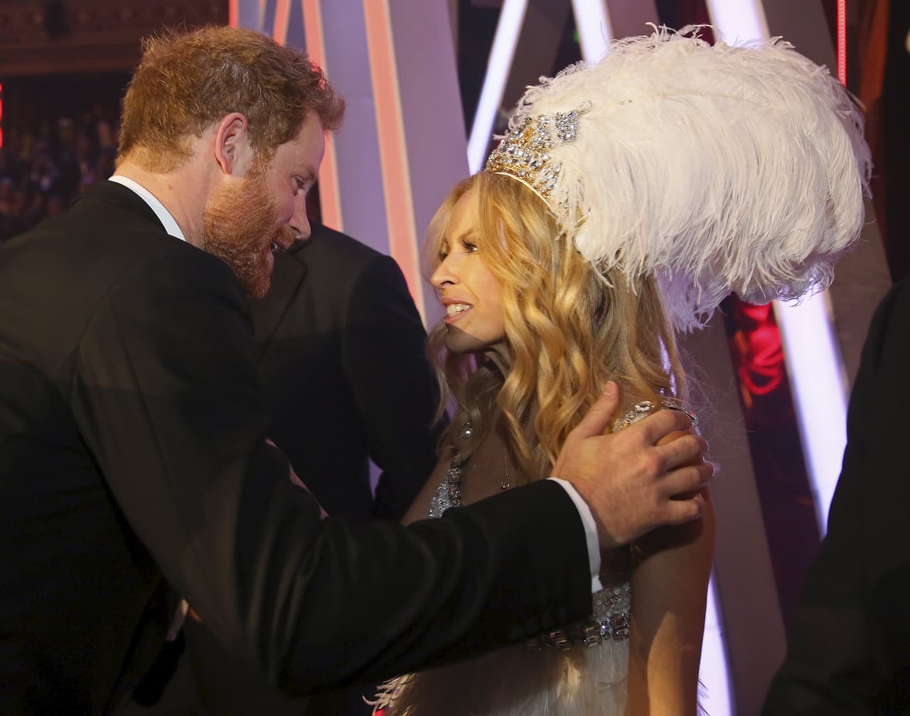 La misma recauda fondos para el "Entertainment Artistes' Benevolent Fund".