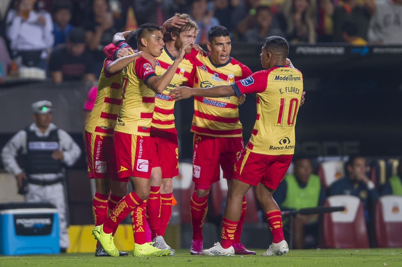 Con goles de Aristeguieta y Rocha, Morelia gana 2-0 al América que se quedó con 10 hombres desde el primer tiempo.