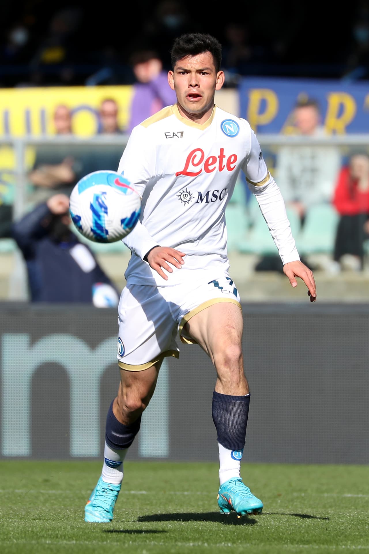 En un duelo donde el mexicano 'Chucky' Lozano jugó 63 minutos y tuvo un papel discreto, el nigeriano Victor Osimhen marcó los dos goles del Napoli, que valieron el triunfo ante Hellas Verona.