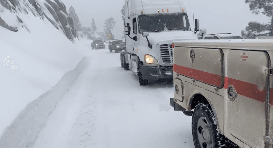 Se requieren cadenas en las autopistas
<b>I-80, I-50, SR-168, p</b>ara evitar quedar atascados como el camión de la fotografía.
