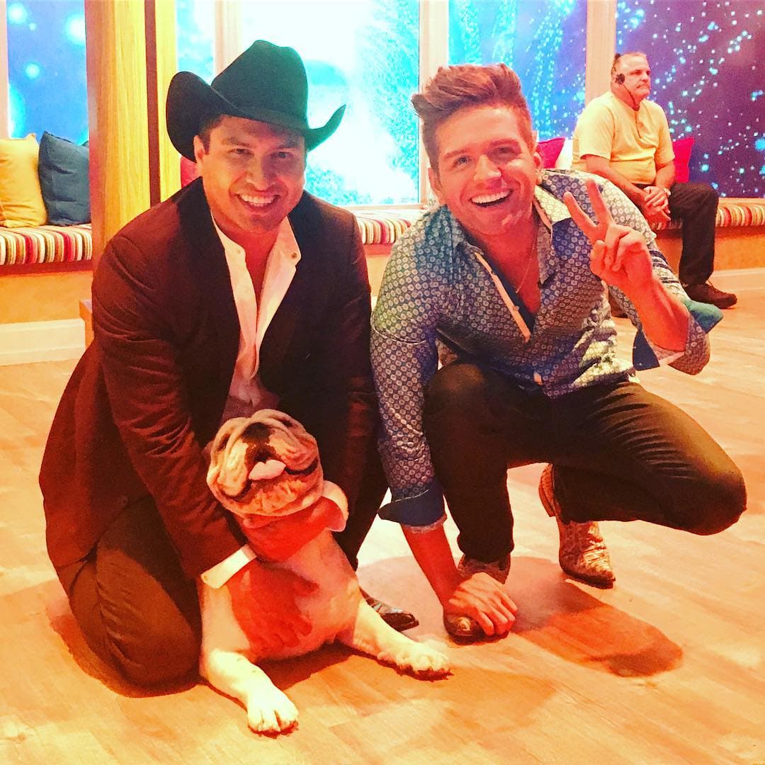 Benito conoció a muchos otros artistas e hizo varias travesuras, con decirles que hasta mordió a la pobre de Francisca Lachapel.