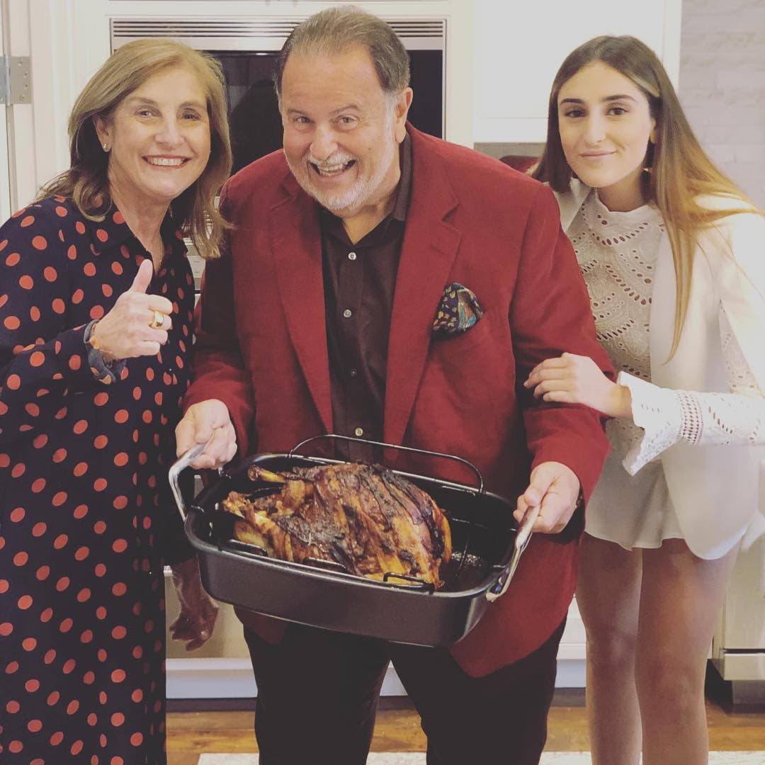 Raúl de Molina también compartió esta imagen deseándoles a todos un feliz Día de Acción de Gracias. El presentador confesó que ha estado enfermo por varios días, por lo cual ha necesitado de reposo y antibióticos. Y aunque su hija mía también se encuentra con gripa, la familia de El Gordo no dejó pasar la oportunidad de celebrar.