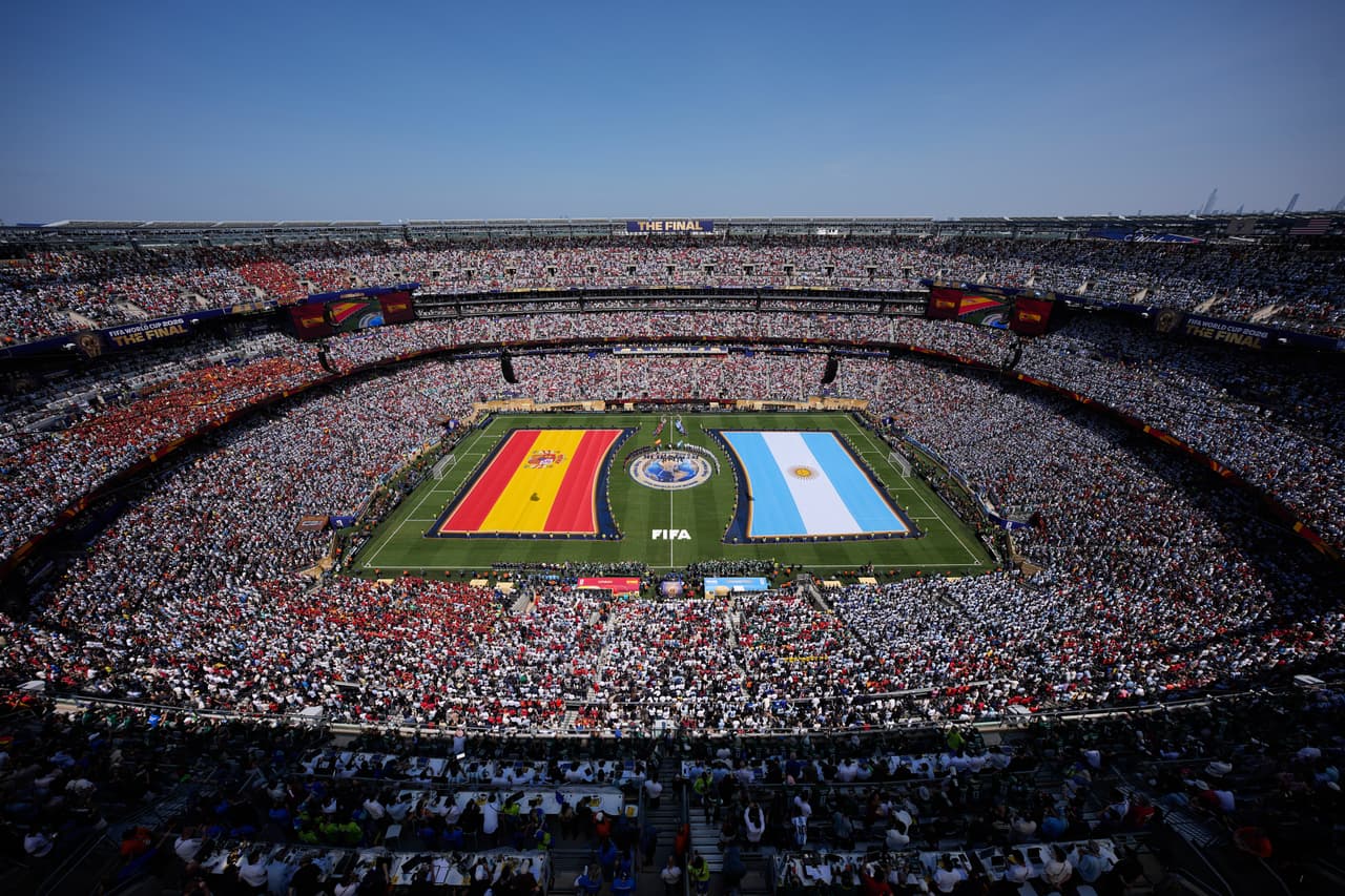 Las enseñas nacionales de Argentina y España.