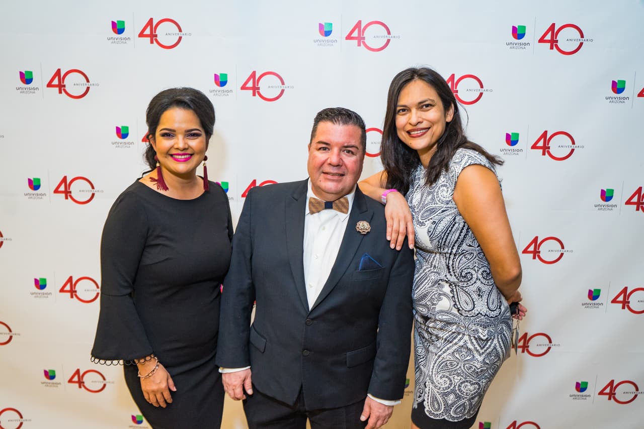 Maria Murillo, Gerardo Higginson e Isela Bhakta posando para una foto en la alfombra roja de Univisión Arizona.
<br>