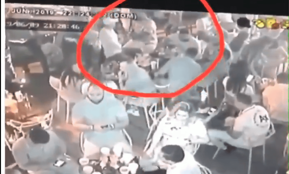 Ese es justo el instante en el que se oye la detonación del arma de fuego, incluso se aprecia la pólvora como un dejo de nube.