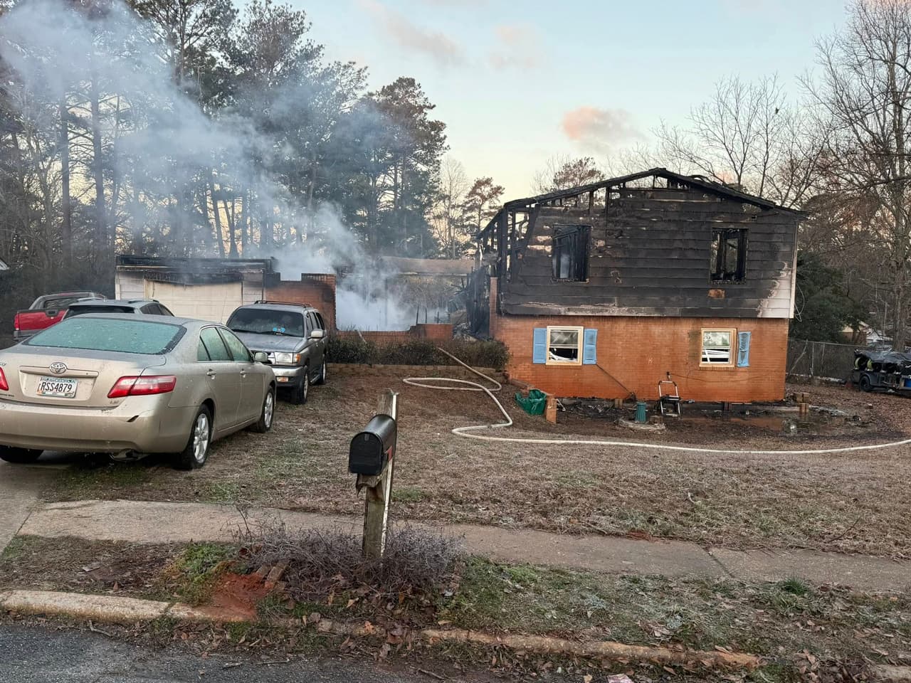 Las autoridades informaron que en el incendio resultaron heridas dos personas.