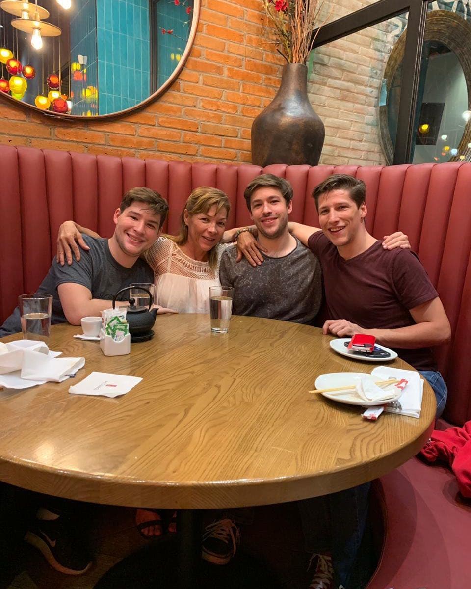 "Ella es quien se queda con todo;
<b><a href="https://www.univision.com/famosos/vienen-a-robar-cosas-alfredo-adame-afirma-que-sus-tres-hijos-no-llevan-su-sangre-y-lo-buscan-solo-por-interes-fotos" target="_blank">la otra familia no recibirá nada</a></b>, ni mis hijos".
<br>