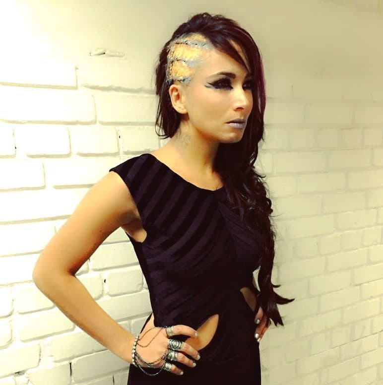 Antes de unirse a la bioserie de 'la Guzmán', la actriz participó en la serie 'Sin senos no hay paraíso', donde interpretó a 'la diabla', una de las antagonistas del drama. En 2017 realizó su último proyecto en televisión con la telenovela colombiana 'La luz de mis ojos'.