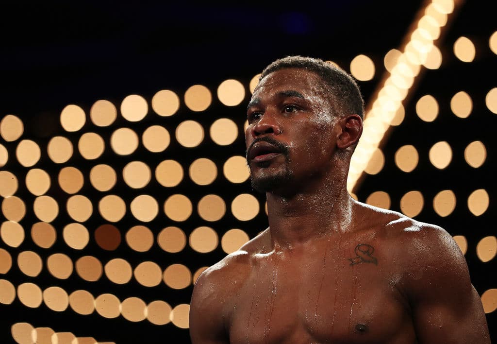 <b>Daniel Jacobs</b>. El nacido en Brooklyn, empezó a boxear porque sufría ‘bullying’ en el colegio. Tuvo problemas en la escuela por las peleas con el chico que lo acosaba y decidió arreglar el asunto en el gimnasio: en su segundo día como ‘sparring’ atizó tanto al bravucón que éste captó el mensaje: se acabó aquello de fastidiar a Danny en el patio. Jacobs se enamoró del boxeo, su etapa amateur fue tan exitosa que le apodaron ‘Chico de Oro’, Debutó en 2007 como profesional. En 2010 sufrió a causa del cáncel pues a causa de esa enfermedad murió su madre. Pero en mayo de 2011 el enfermo era él: le diagnosticaron osteosarcoma, un agresivo cáncer óseo. Tuvo parálisis parcial y estuvo un tiempo sin poder caminar. Le extirparon un tumor del tamaño de una nuez y resistió un agotador tratamiento de quimioterapia. “Me dijeron que no volvería a caminar, pero demostré que estaban equivocados. Mi hijo era mi primera prioridad, pero volver al ring era mi segunda motivación. Eso me dio la fuerza mental para superar todo. Eso es lo que hice”. Por ello su apelativo de Miracle Man.