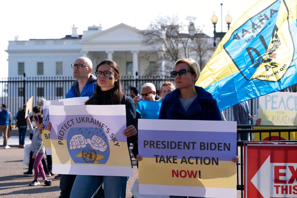 <b>Estados Unidos</b>
<br>Manifestantes afuera de la Casa Blanca, en Washington, sostienen una pancarta que dice "Presidente Biden realiz acciones ahora".