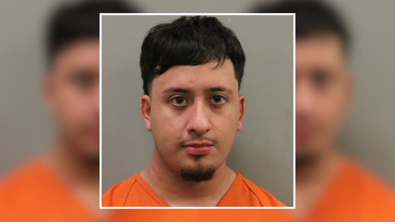Muere joven atropellado mientras revisaba su auto averiado en el área de Houston; arrestan a conductor
