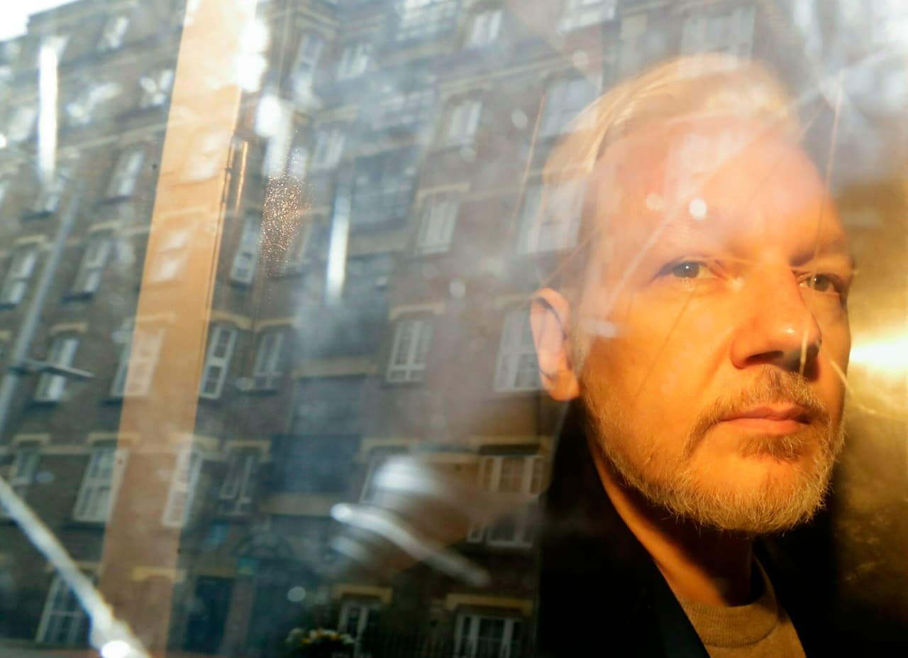 La justicia sueca reabre un caso contra Julian Assange por presunta violación, que fue paralizado en 2017 cuando el activista se refugió en la embajada de Ecuador en Londres.