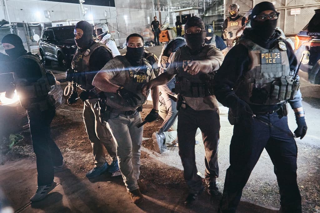 Las claves de la propuesta de ICE para blindar a agentes locales que arresten a migrantes subvencionándoles un seguro