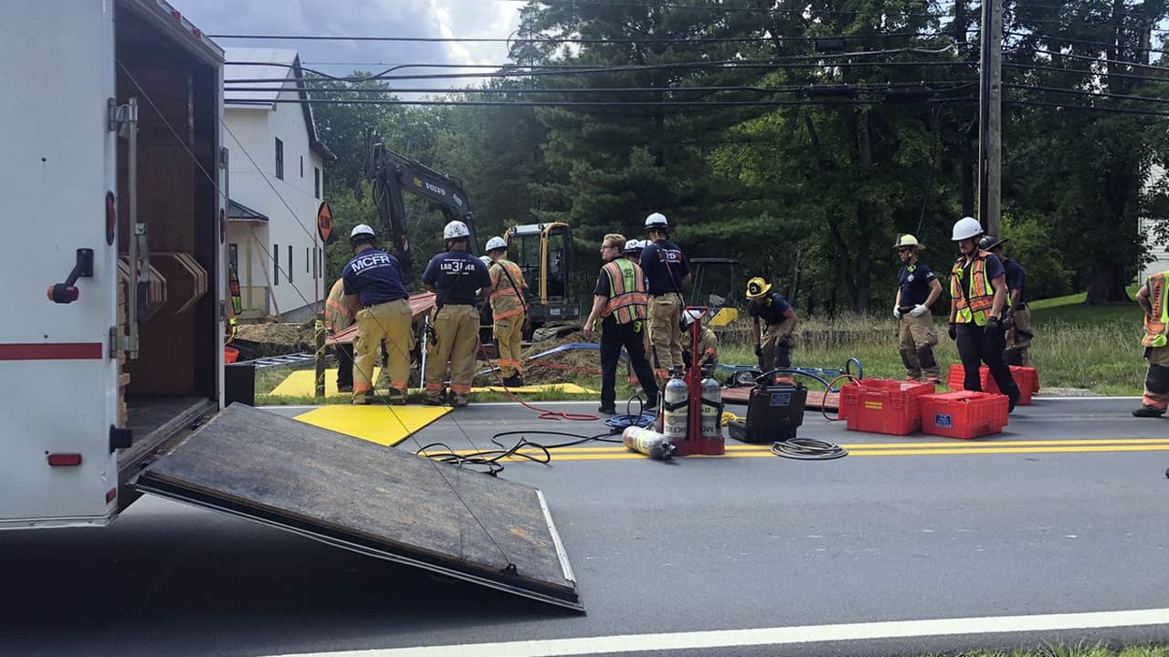Un trabajador de la construcción es rescatado tras caer y quedar semienterrado en una zanja