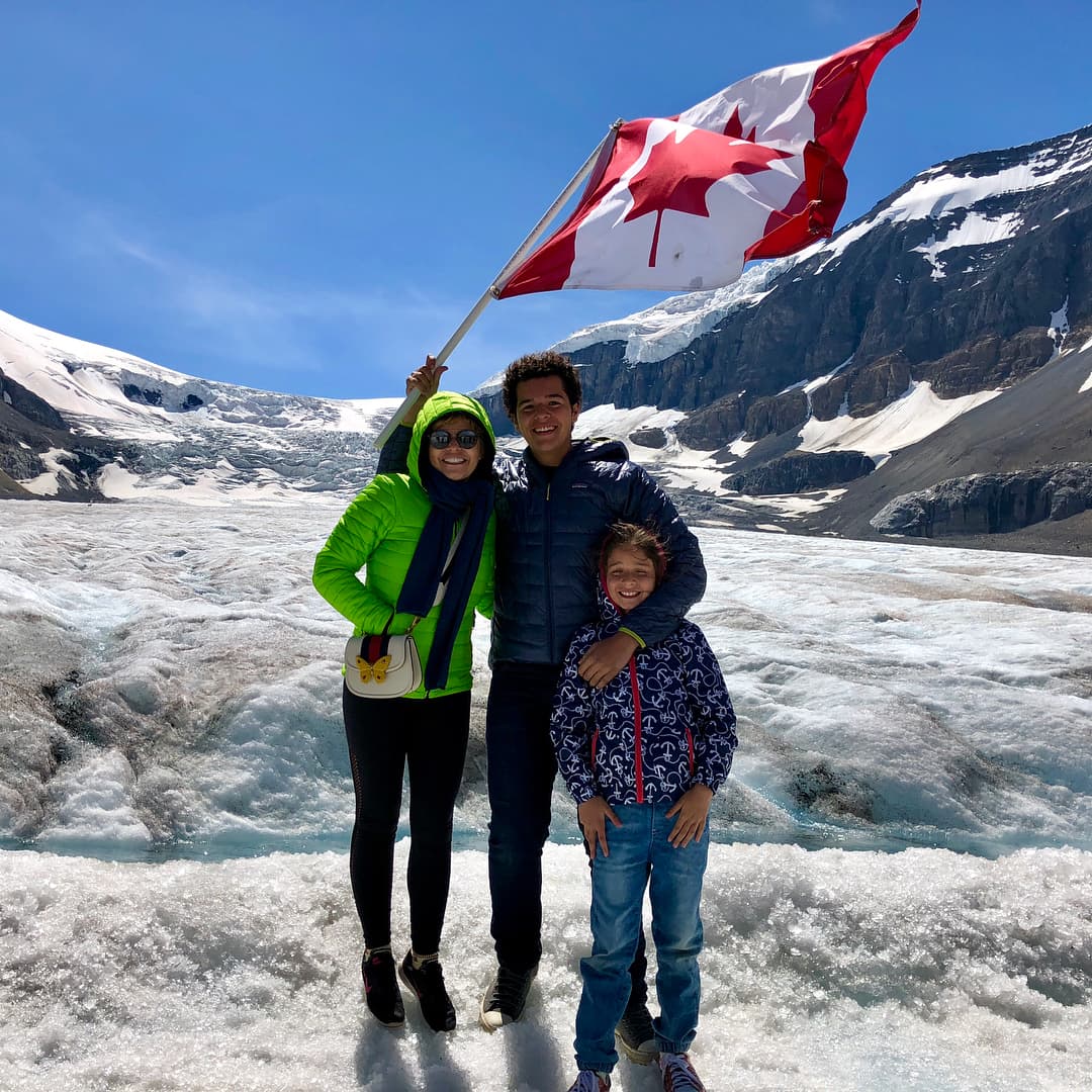 Junto a las faldas de la famosa cordillera y ondeando la bandera de Canadá, aparece uno de los gemelos Santamarina Cantoral al lado de su hermana María Itatí y su mamá, quien debió ponerse de "puntitas" para alcanzar a su hijo.