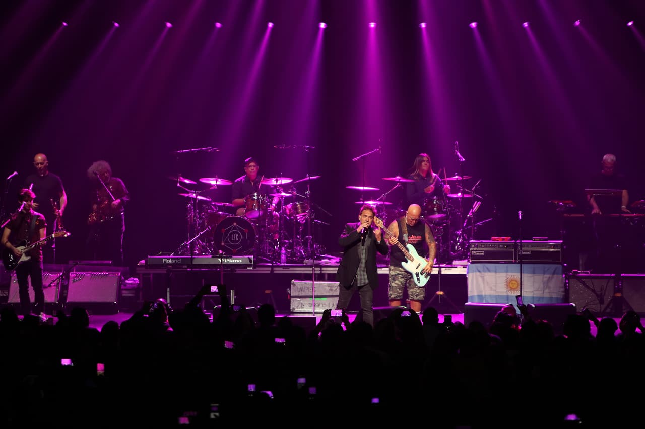 La banda comenzó con el pie derecho su serie de presentaciones ante sus miles de fans.