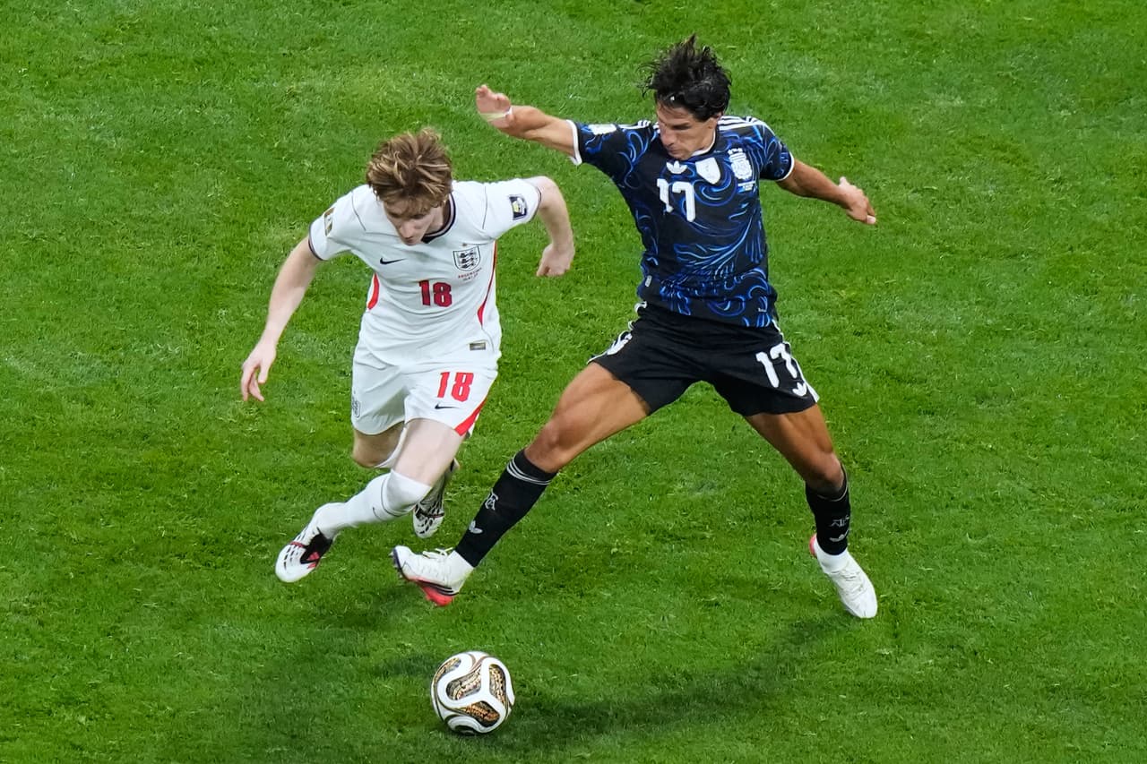 Anthony Gordon y Giuliano Simeone luchan por la bola.