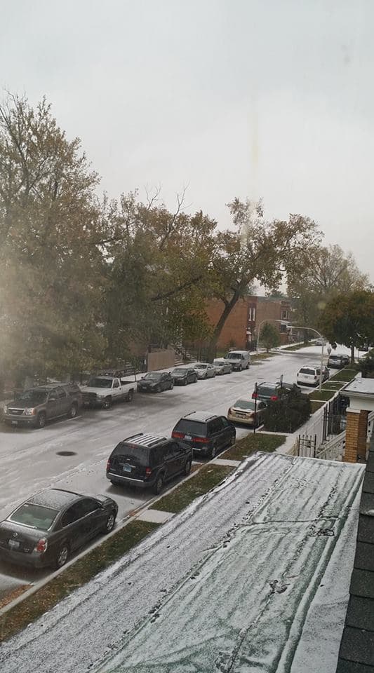 La Ciudad de los Vientos se pintó de blanco este viernes con la primera nevada del año que dejó un poco de acumulación en las calles y nos regaló fotos que parecen salidas de una postal.