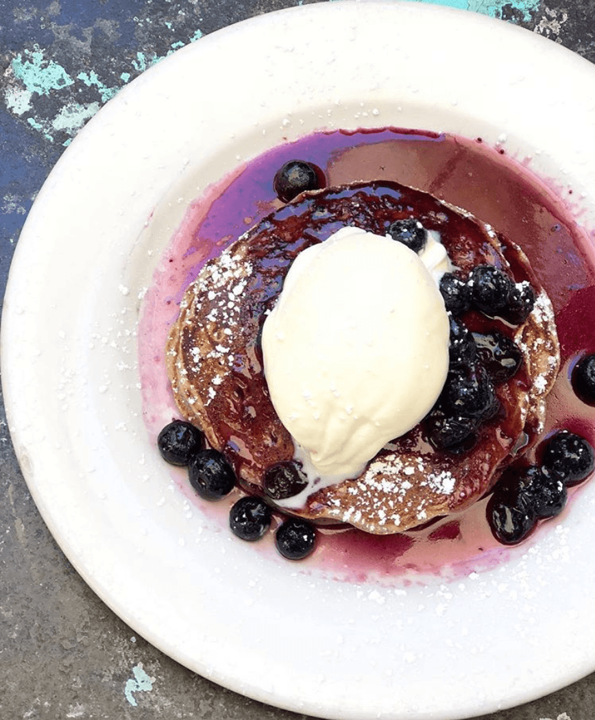 <b>'Gjelina'</b> es un restaurante que ofrece uno de los mejores pancakes en el país y estos son conocidos como los
<b>'Lemon Buckwheat Ricotta Pancakes'</b>. Puedes probarlos durante tu próxima visita a
<b>Los Ángeles</b>.