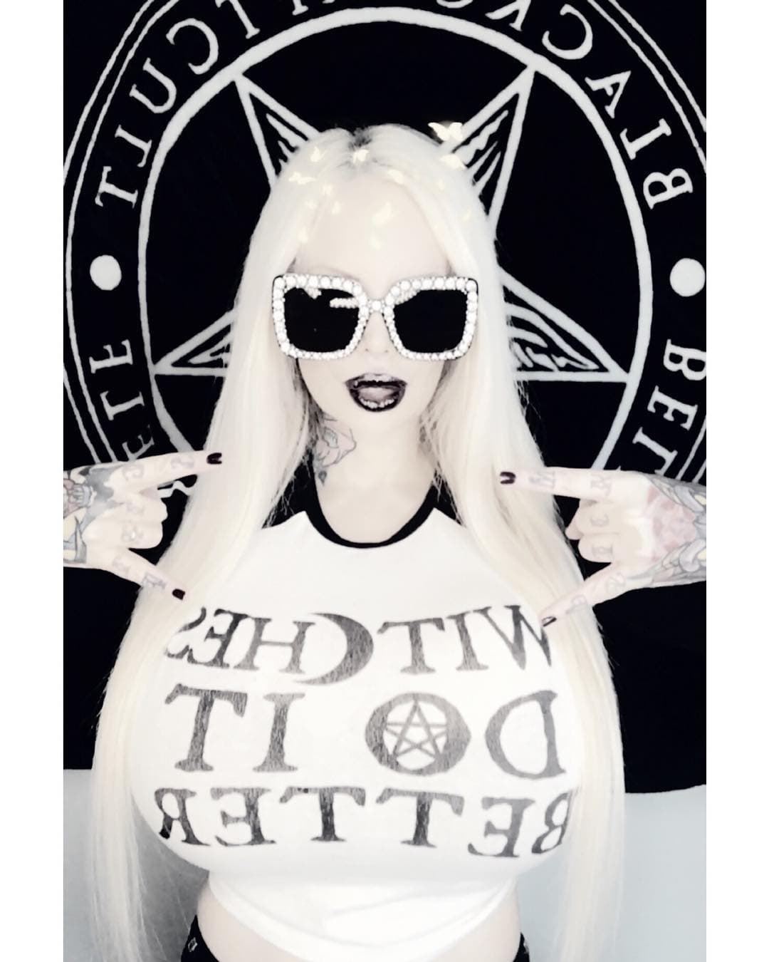 “Amate a ti mismo por encima de todas las cosas”, es uno de los mandamientos de su secta.