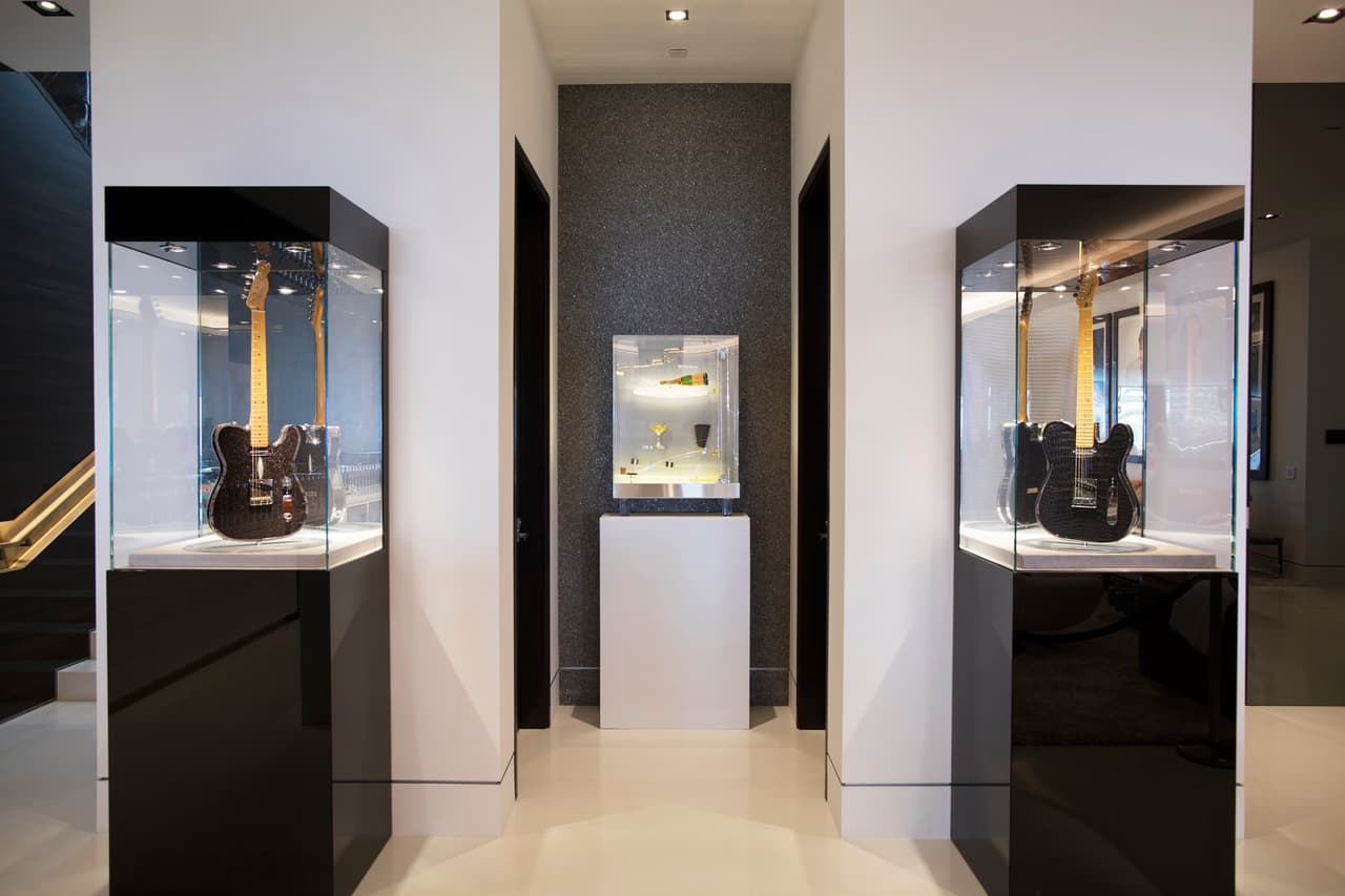 Dos guitarras creadas por Rock Royalty Custom Guitars en su estudio de Nashville que son consideradas unos instrumentos de lujo por su fabricación cuidada y limitado número.