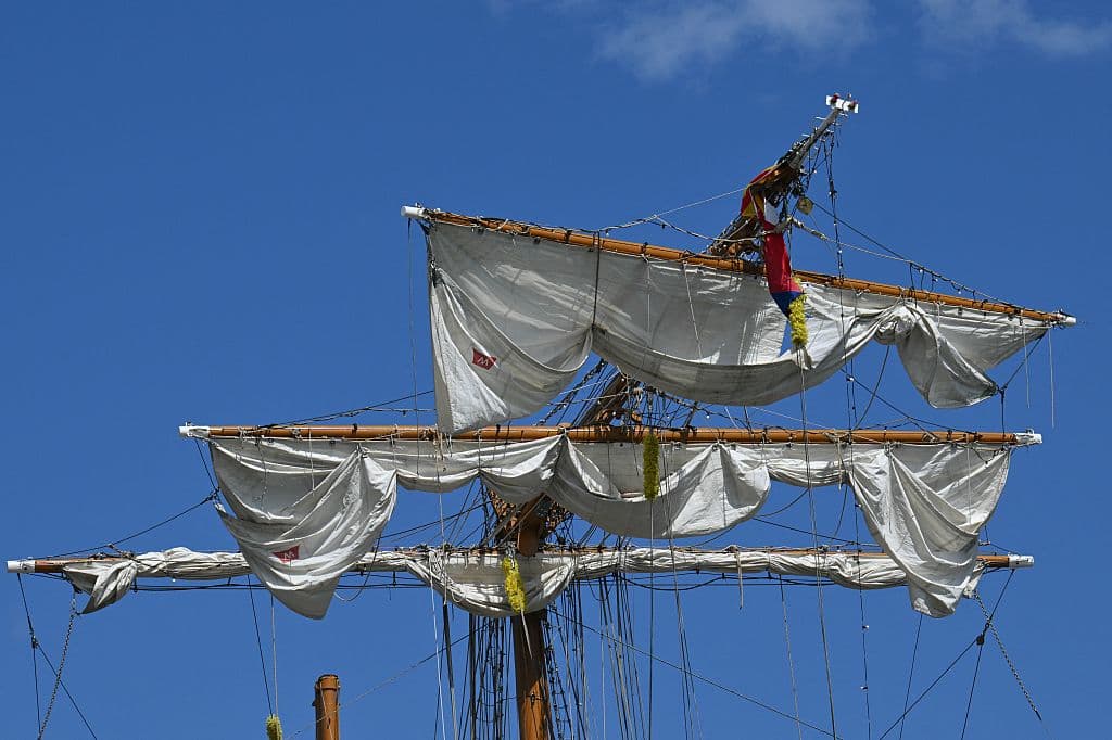 Los mástiles dañados del buque Cuauhtémoc no pueden ser restaurados hasta que las autoridades concluyan
<b><a href="https://www.univision.com/local/nueva-york-wxtv/ntsb-investigacion-accidente-buque-cuauhtemoc-puente-brooklyn-fotos" target="_blank">la investigación sobre el accidente</a></b>, que en un principio se especuló que pudo haber sido causado por
<b>la fuerte corriente del East River</b>.