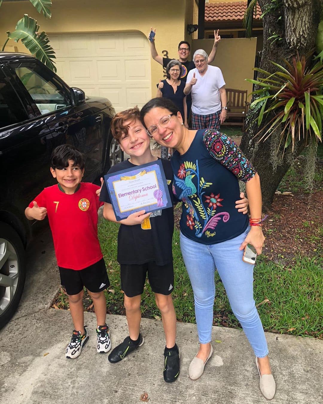 Sus sobrinos guardan un lugar muy especial en su vida, incluso los considera sus hijos, y no duda en compartir sus logros: “Mi familia, lo que más amo en este mundo”.
<br>