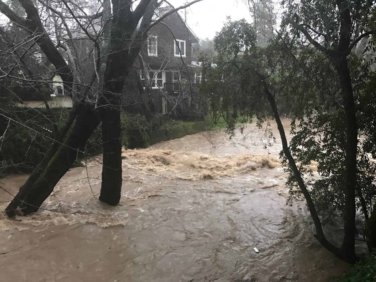 Estas imágenes fueron publicadas por autoridades del condado Marin sobre las inundaciones en donde se conectan Fairfax Creek y San Anselmo Creek, atrás de la avenida Dominga.