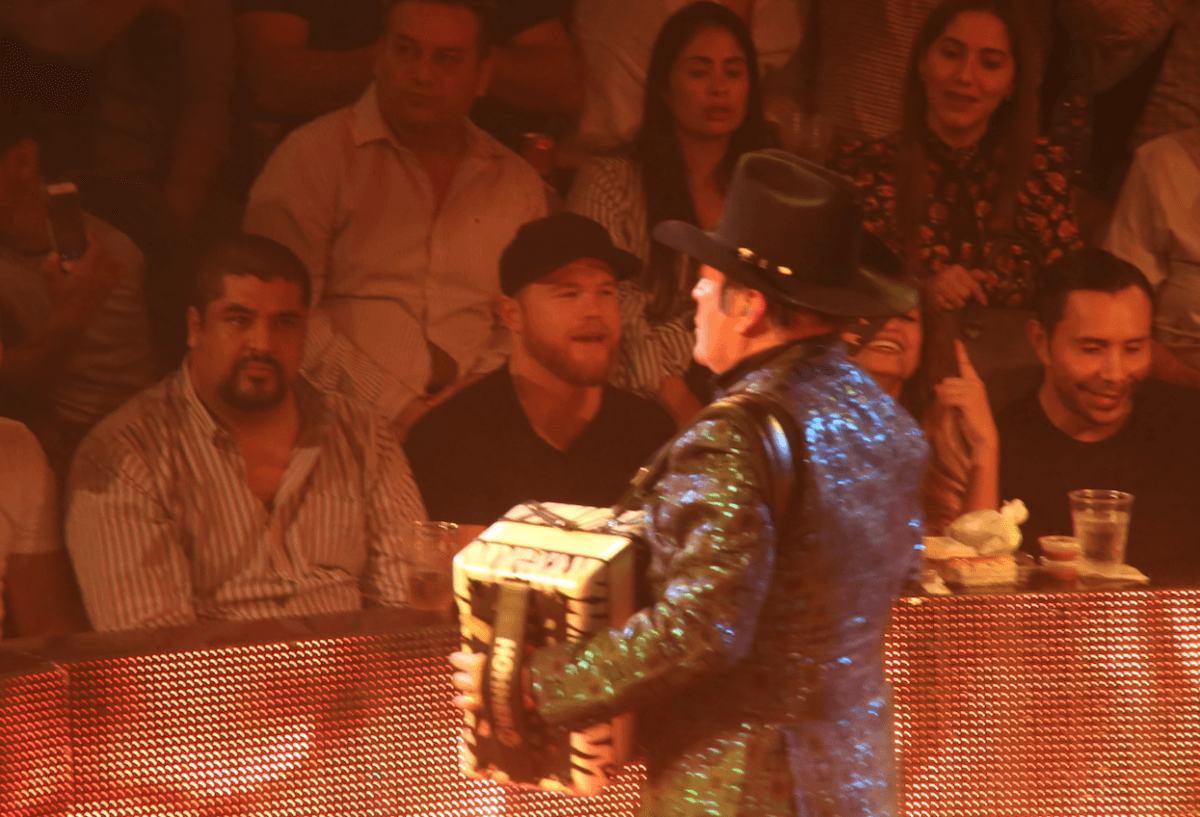 Obviamente, la gente quería ver quien era la joven y atractiva mujer que acompañó al campeón de boxeo al palenque de las Fiestas de Octubre en Guadalajara, Jalisco, México.