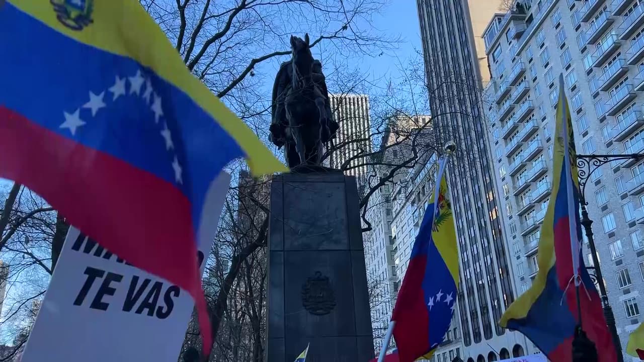 Los manifestantes se congregaron frente al monumento a Simón Bolívar en respuesta al llamado internacional de la líder opositora María Corina Machado.