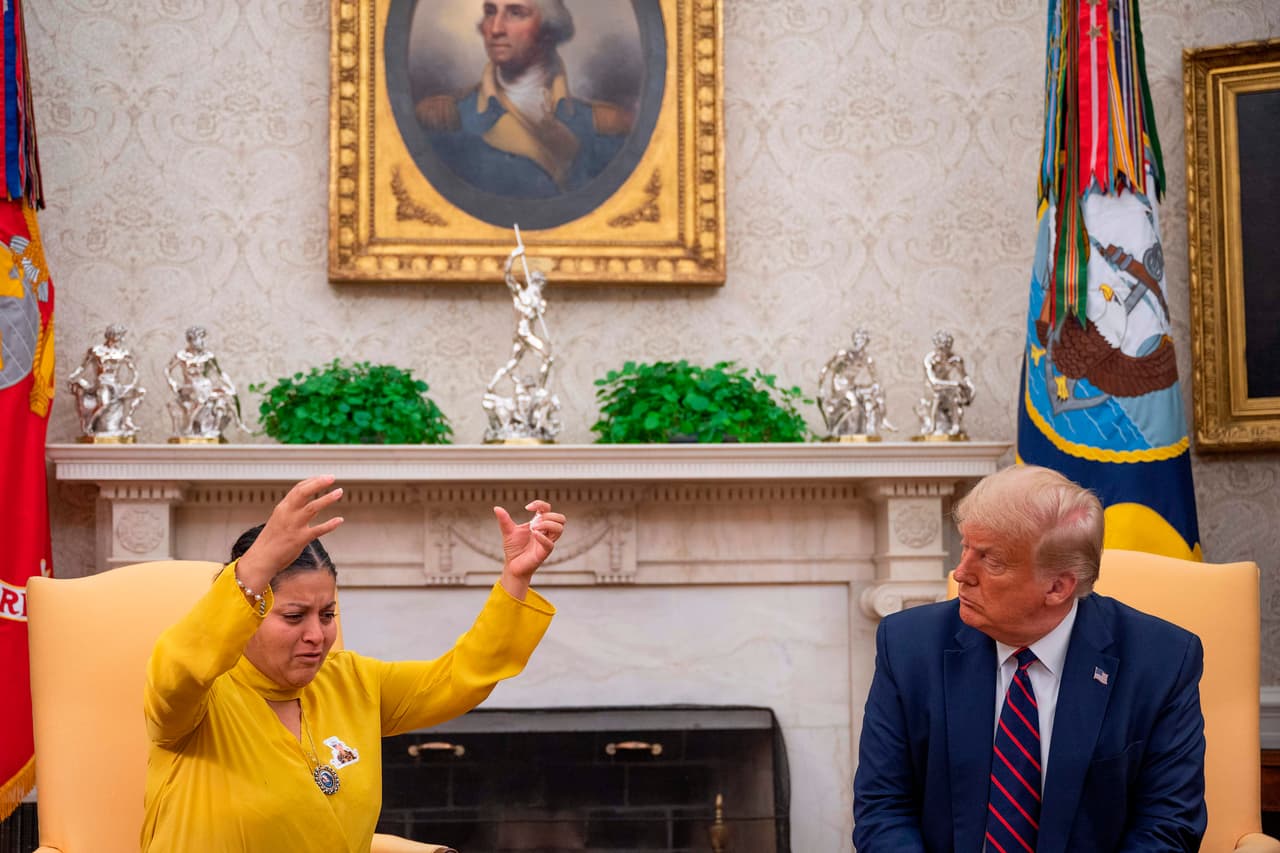 A través de un traductor, Gloria Guillén le contó al presidente Trump sobre lo que le había ocurrido a su hija dentro de la base militar de Fort Hood, donde fue asesinada. La reunión se llevó a cabo en la Oficina Oval.