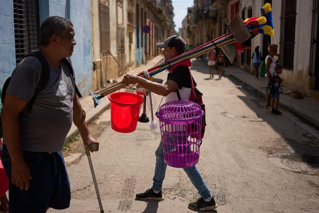 De gasolineras a farmacias: Cuba abre amplios sectores a la inversión privada