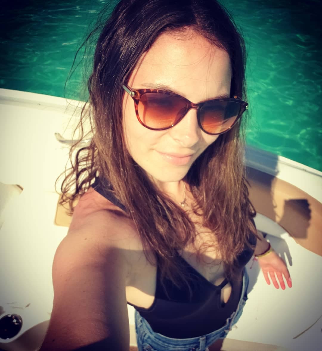 Alejandra tiene 31 años, nació en Ciudad de México y comenzó su carrera artística en el 2012 con su participación en ‘Porque el amor manda’, una producción de Juan Osorio para Televisa.