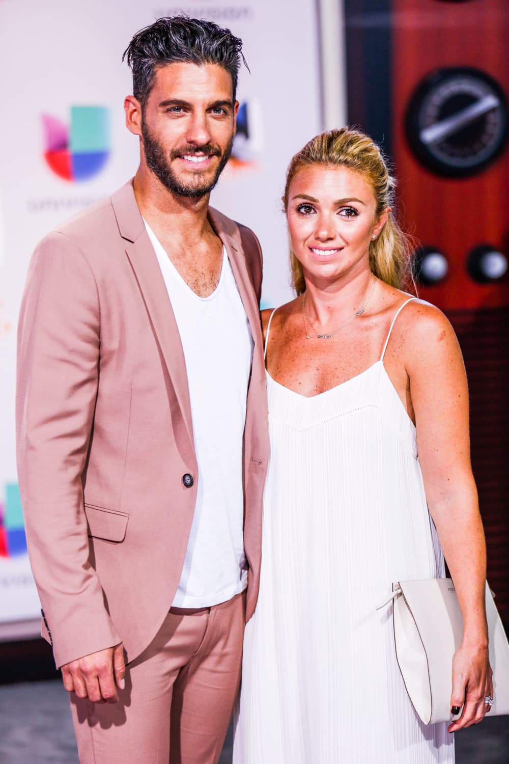 Erick Elías desfiló por la alfombra tomadito de la mano de su mujer, Karla Guindi.